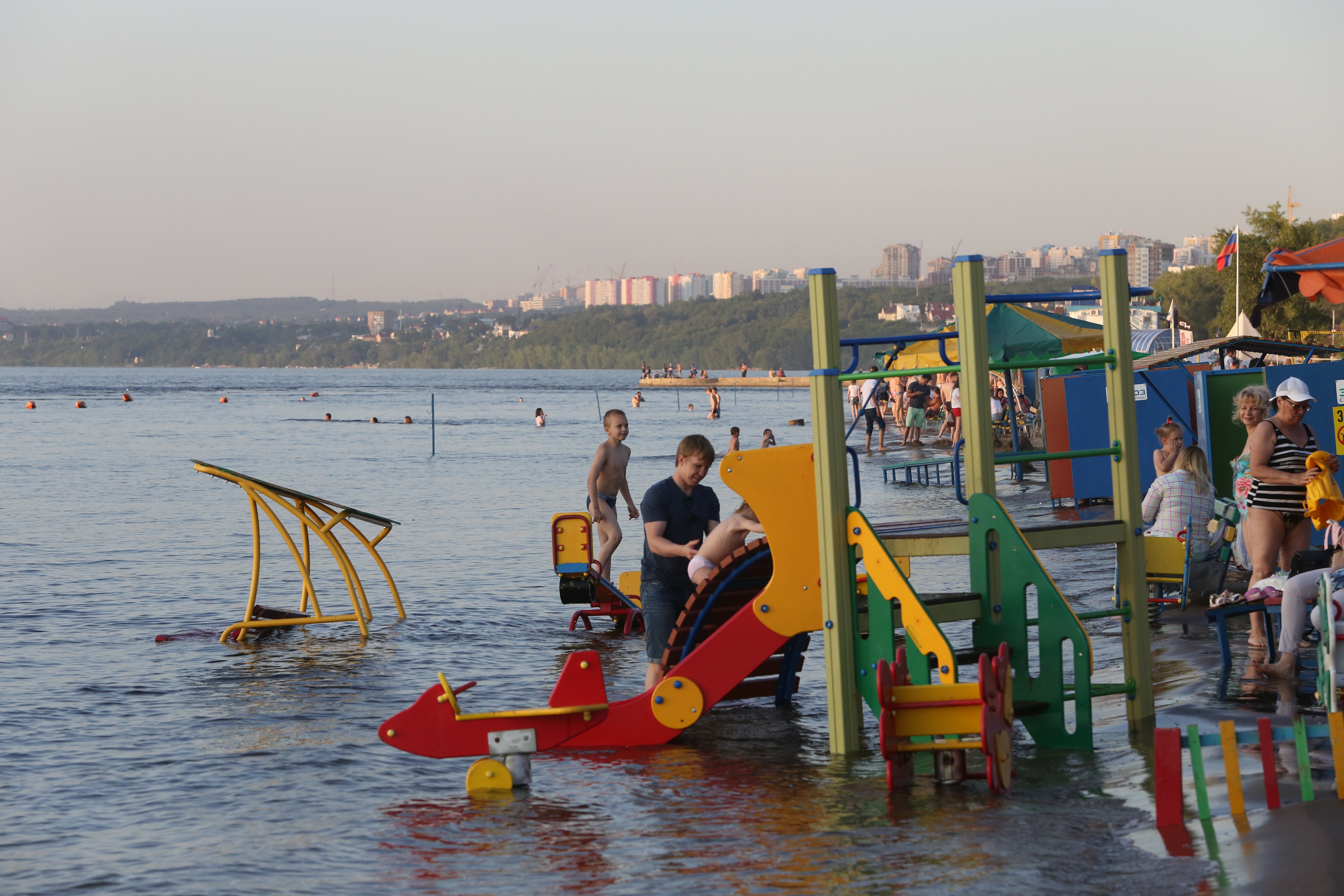 Вот такие вот без пяти минут водные горки можно наблюдать на набережной