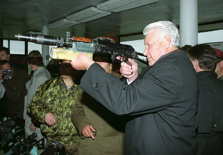 Ельцин с автоматом. Жириновский с оружием. Ельцин с оружием.