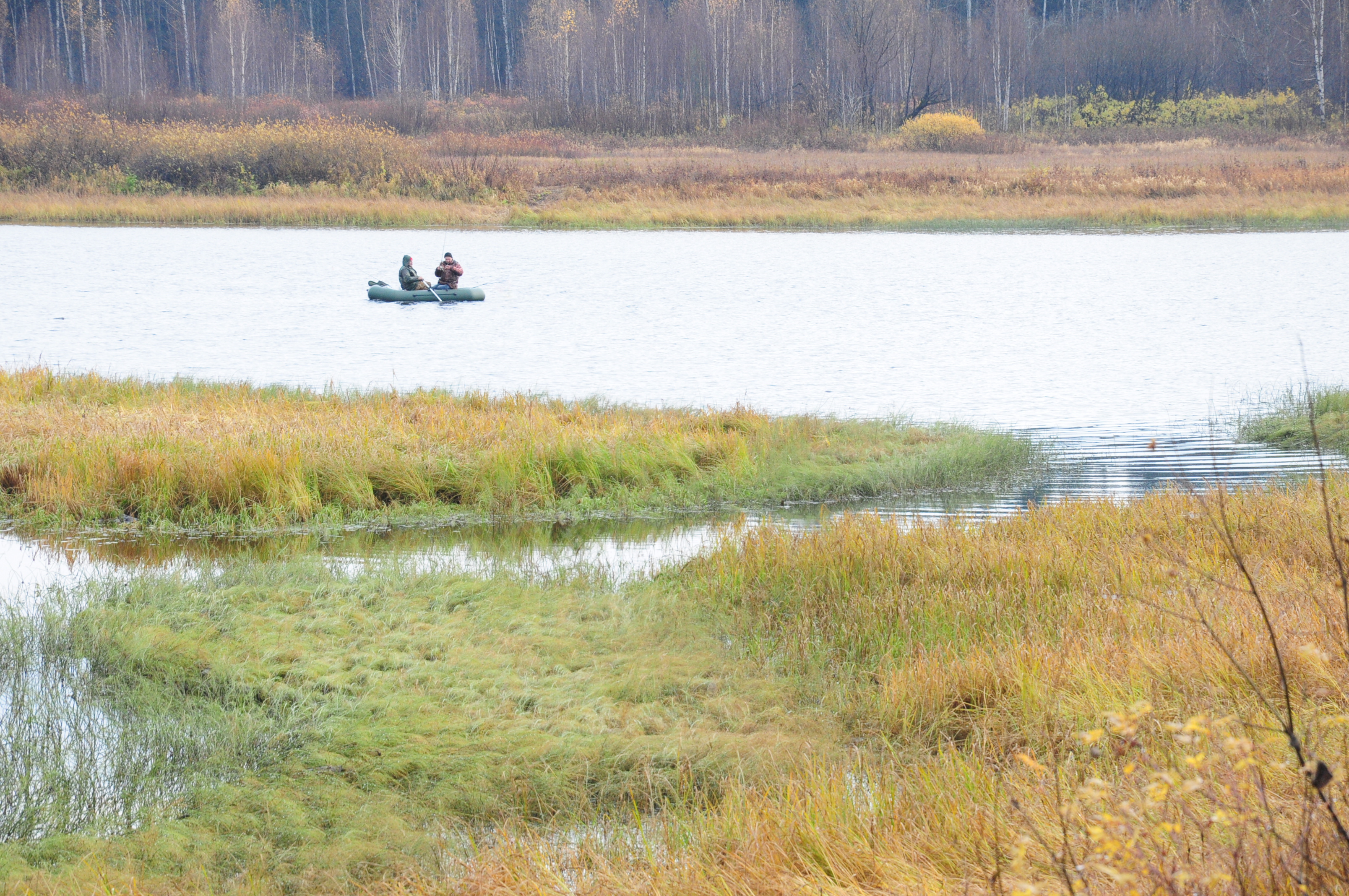 На озере удалось застать рыбаков. Охранник уверяет, что они из местных