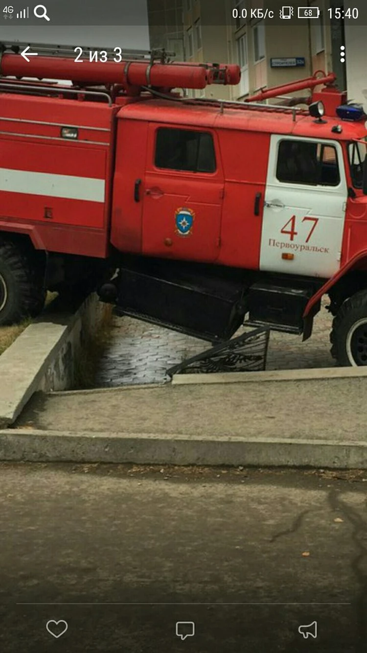 В ГИБДД рассказали, почему водитель пожарной машины въехал в салон красоты  - KP.RU