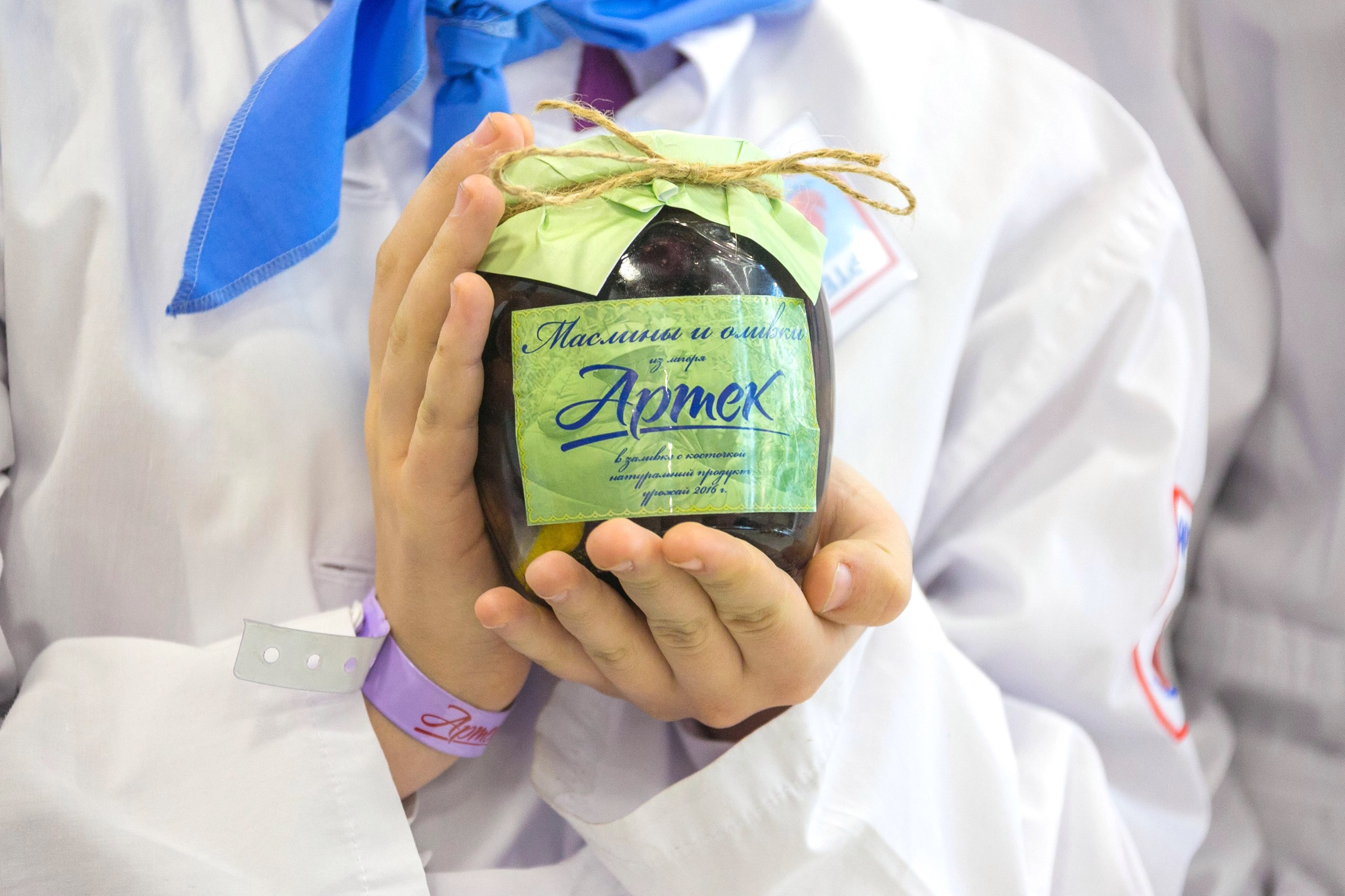 В "Артеке" оливки солят и маринуют по собственным фирменным рецептам. Фото: пресс-центр МДЦ «Артек».