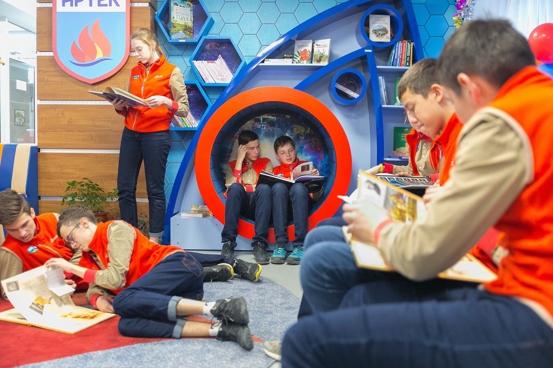 Каждому ребенку на память дарят Книгу смены. Фото: пресс-центр МДЦ «Артек».