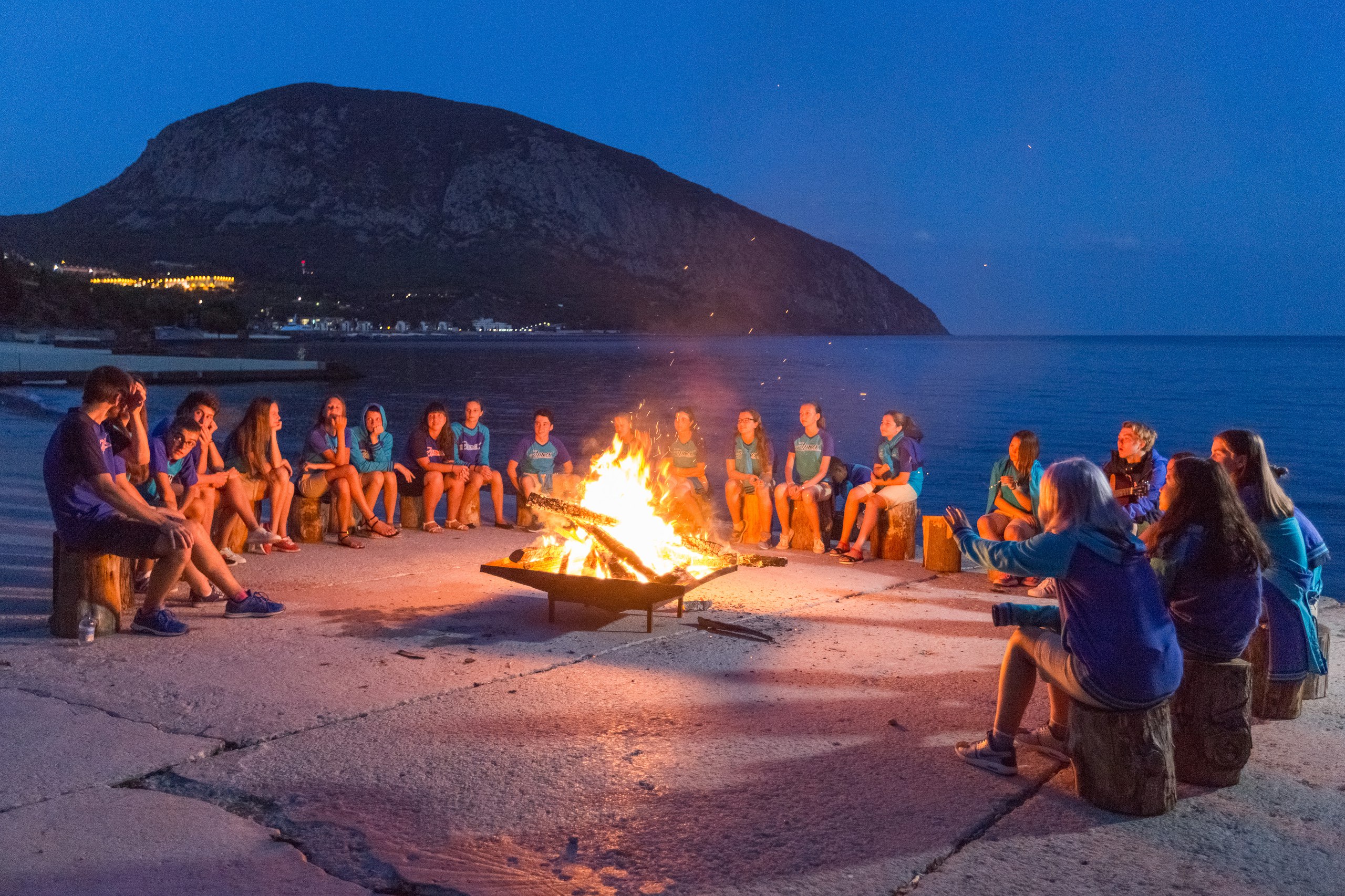 Угольки из прощального костра разъедутся вместе с ребятами по разным концам России и мира. Фото: пресс-центр МДЦ «Артек».