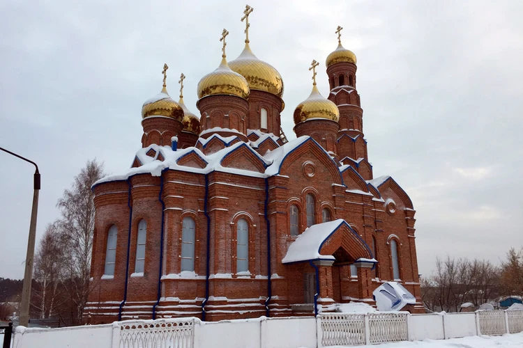 Храм архангела михаила сергиев. Храм Архангела Михаила Барнаул. Храм в честь Архистратига Божия Михаила Барнаул. Храм Архистратиг Михаил Барнаул. Барнаул Михаила Архангела.