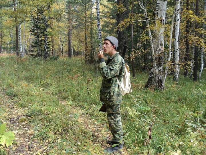 Таежный блогер из Иркутска свистит рябчиков в лесу.