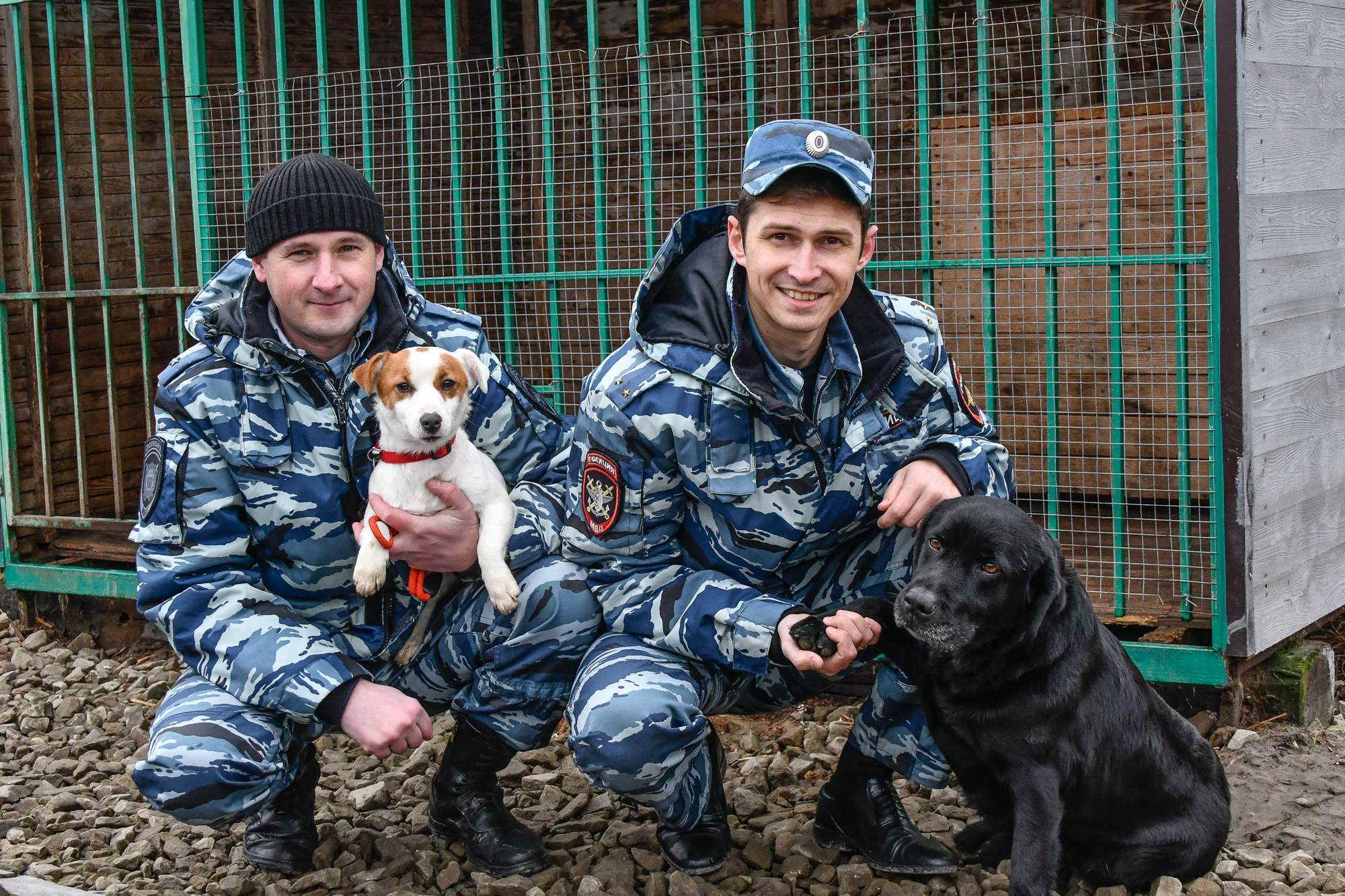 Полицейский Андрей Качан (слева) учит и воспитывает Шерри, а его коллега Михаил Кочергин - Эшли.