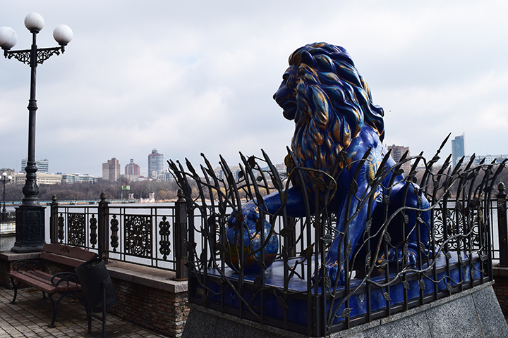 А этот красавец словно надёжно охраняет парк и его окрестности