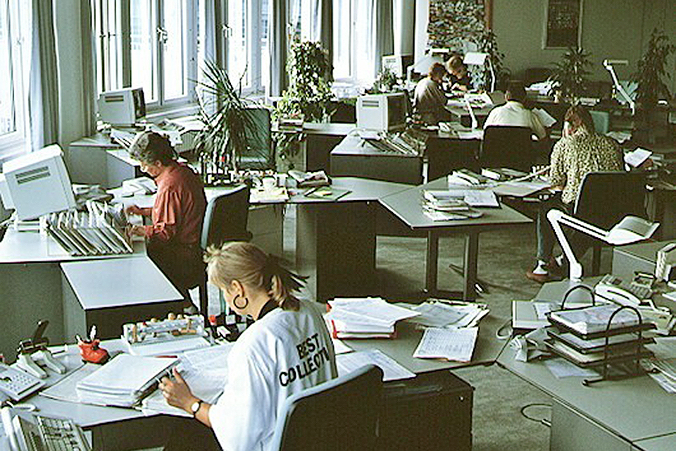 Многие годы офисных работников было принято загонять в такие пространства.