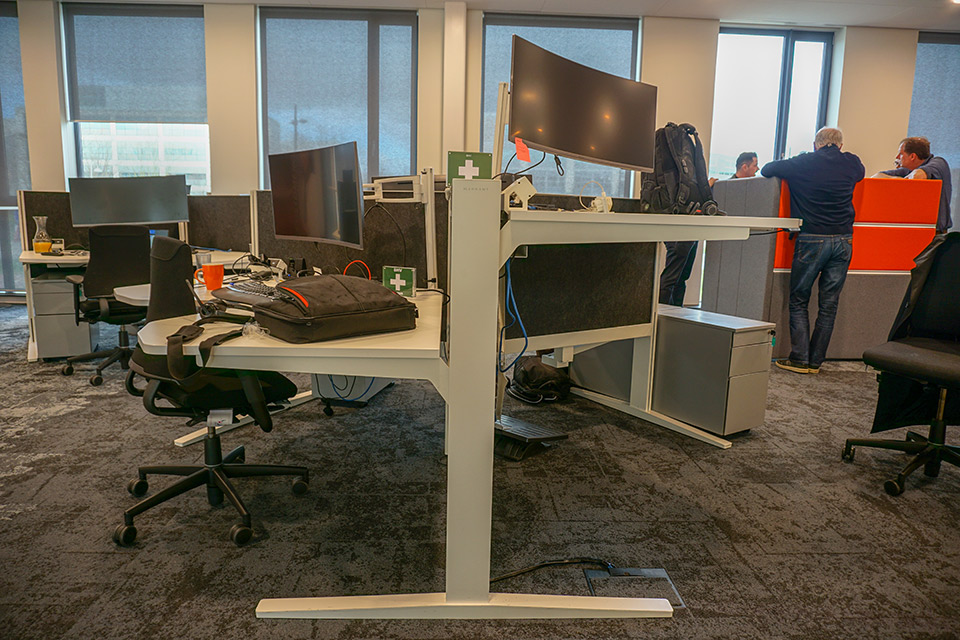 Регулируемый стол, за которым можно работать и стоя.