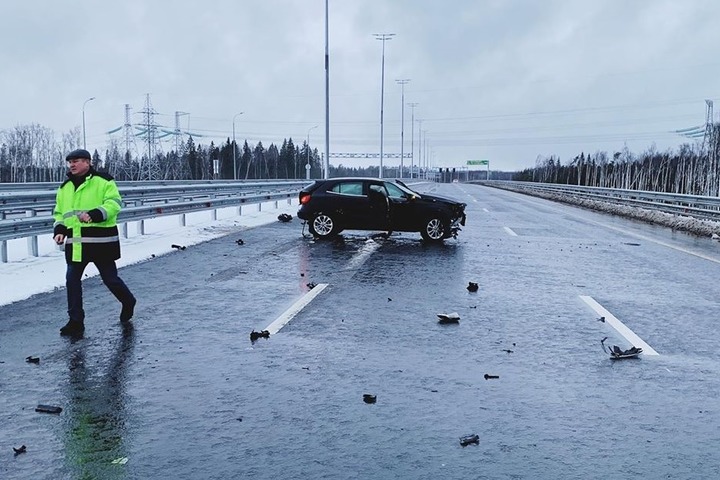 Авария произошла на трассе М-11. Автомобиль, которым управляла девушка Арсения Лиана, занесло и бросило в отбойник. Фото: Instagram
