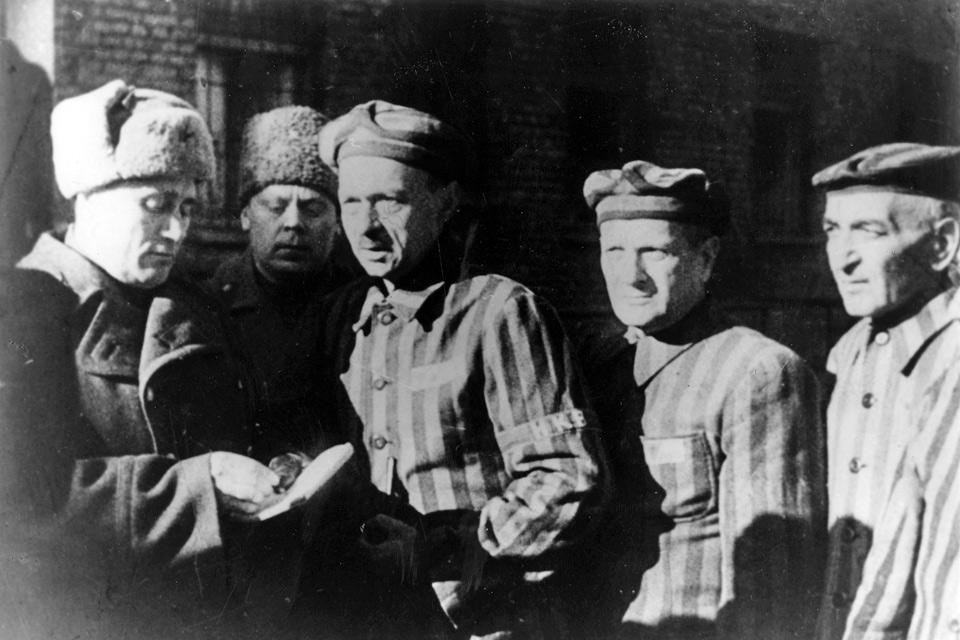 Красноармейцы освобождают узников Освенцима.