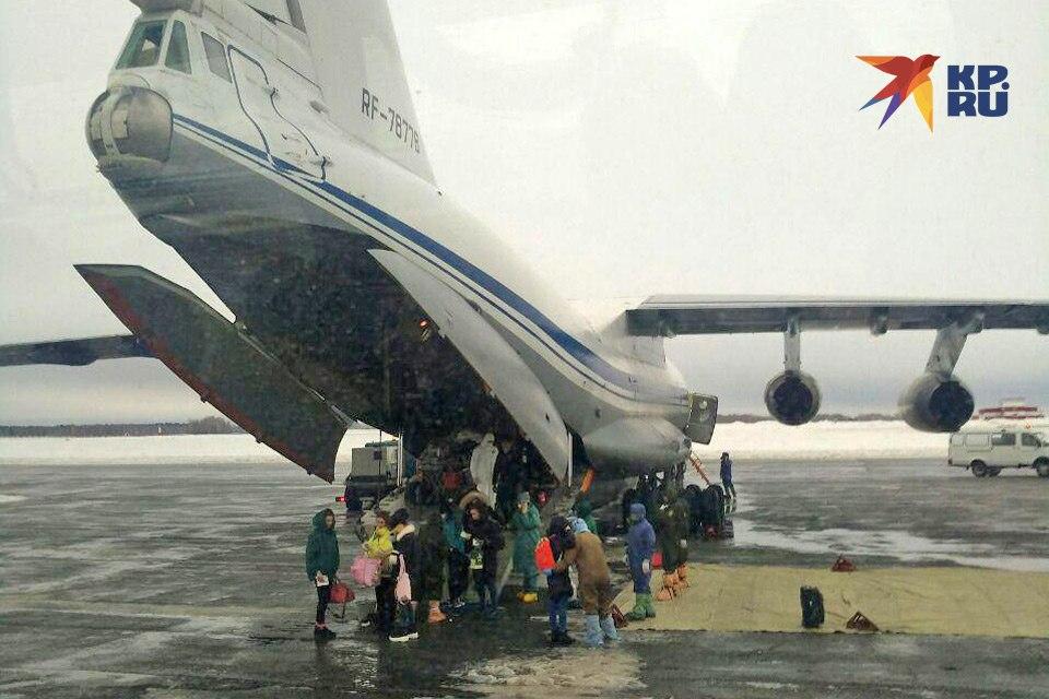 Людей выводят из самолета