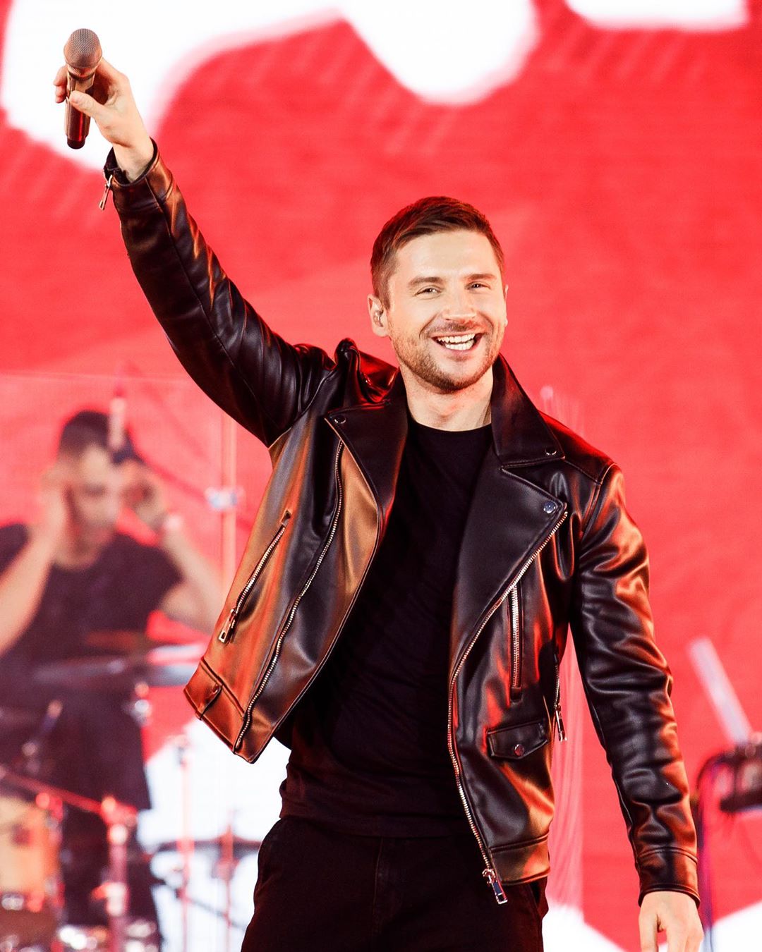 Сергей Лазарев вернулся к классической косухе. Фото: Жара ТВ.