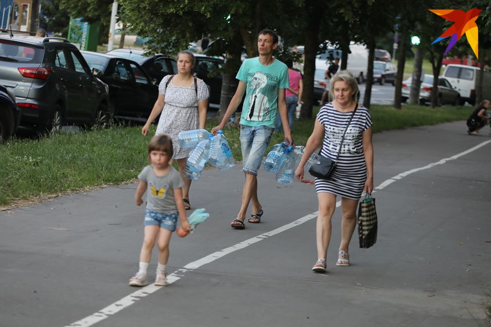 Минчане слоняются по районам с пустыми бутылками в поиске питьевой воды.