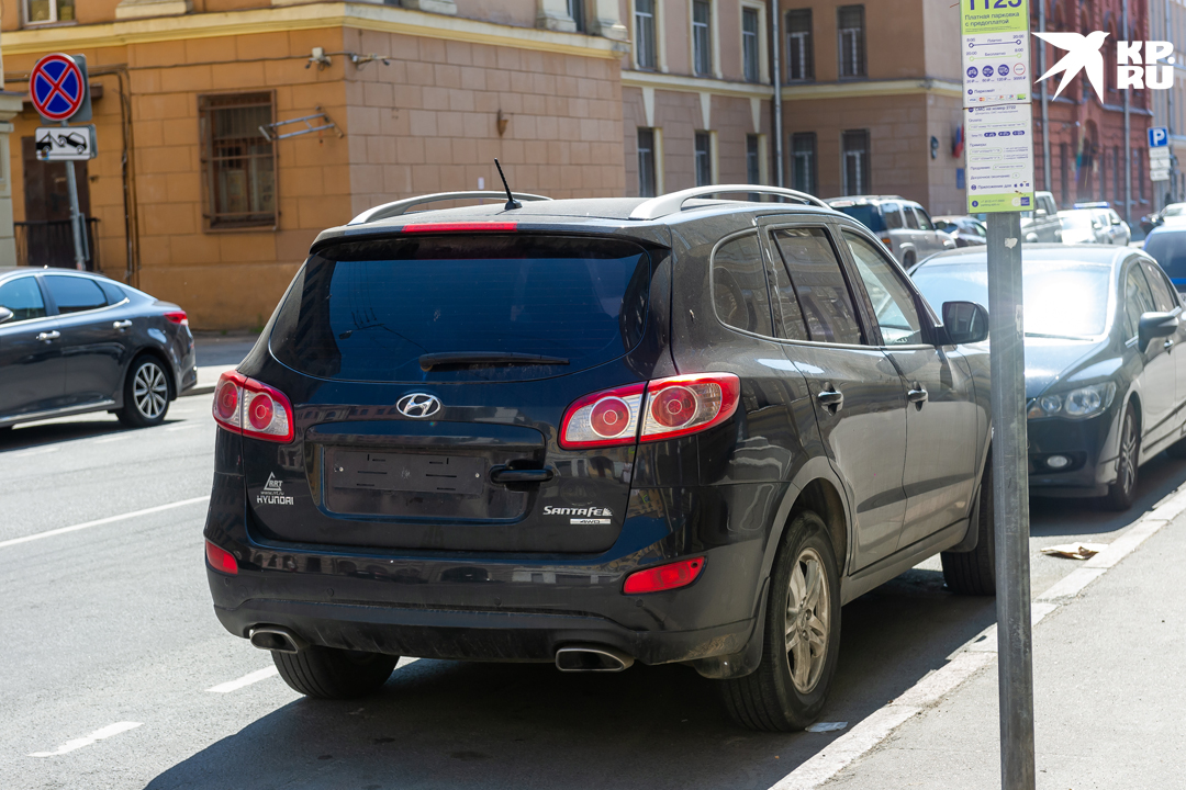 Некоторые автовладельцы хитрят и скручивают номера.
