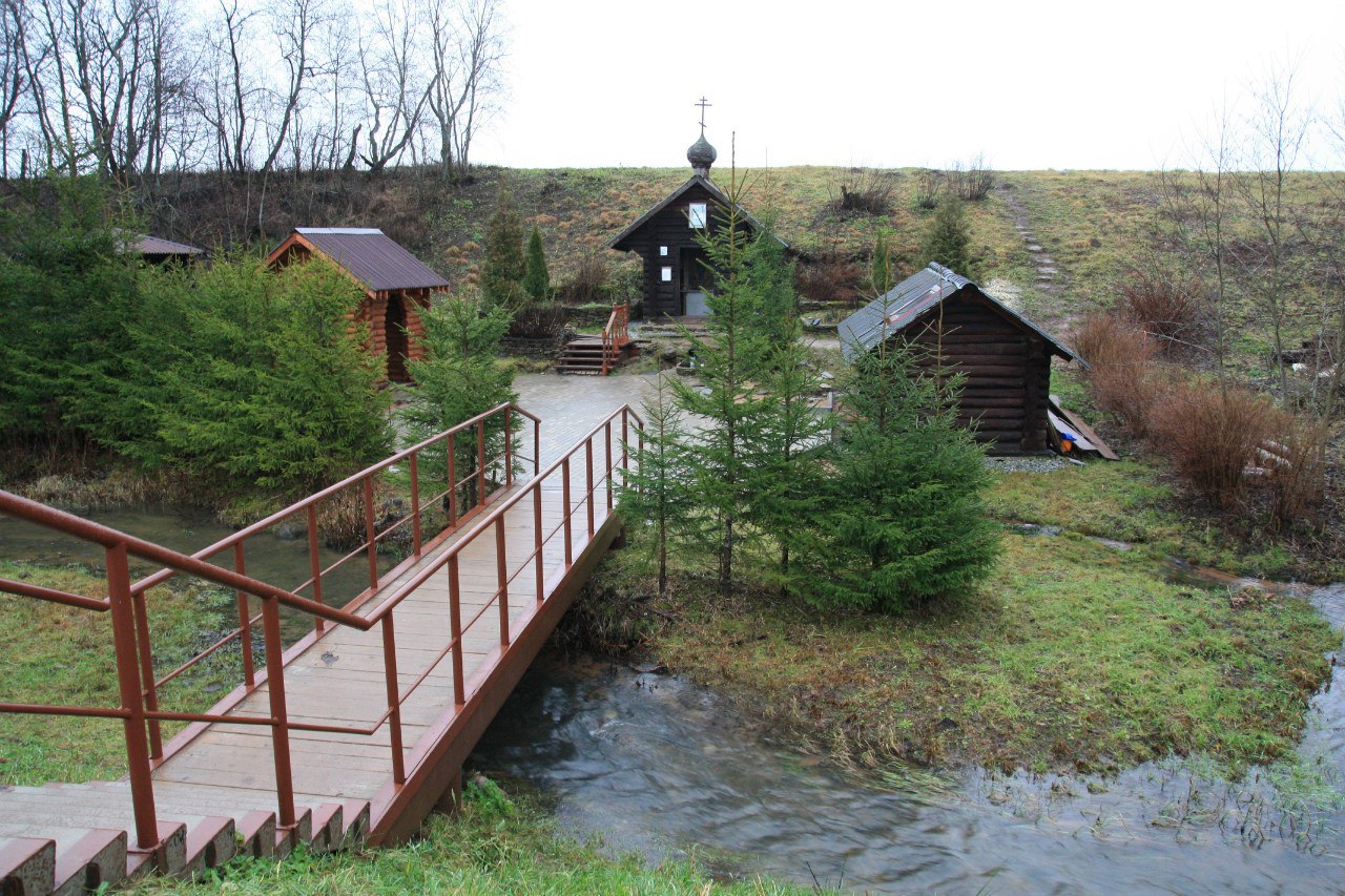 Местные говорят, что в углублениях на камне всегда стоит вода. Фото: vk.com/pillovo
