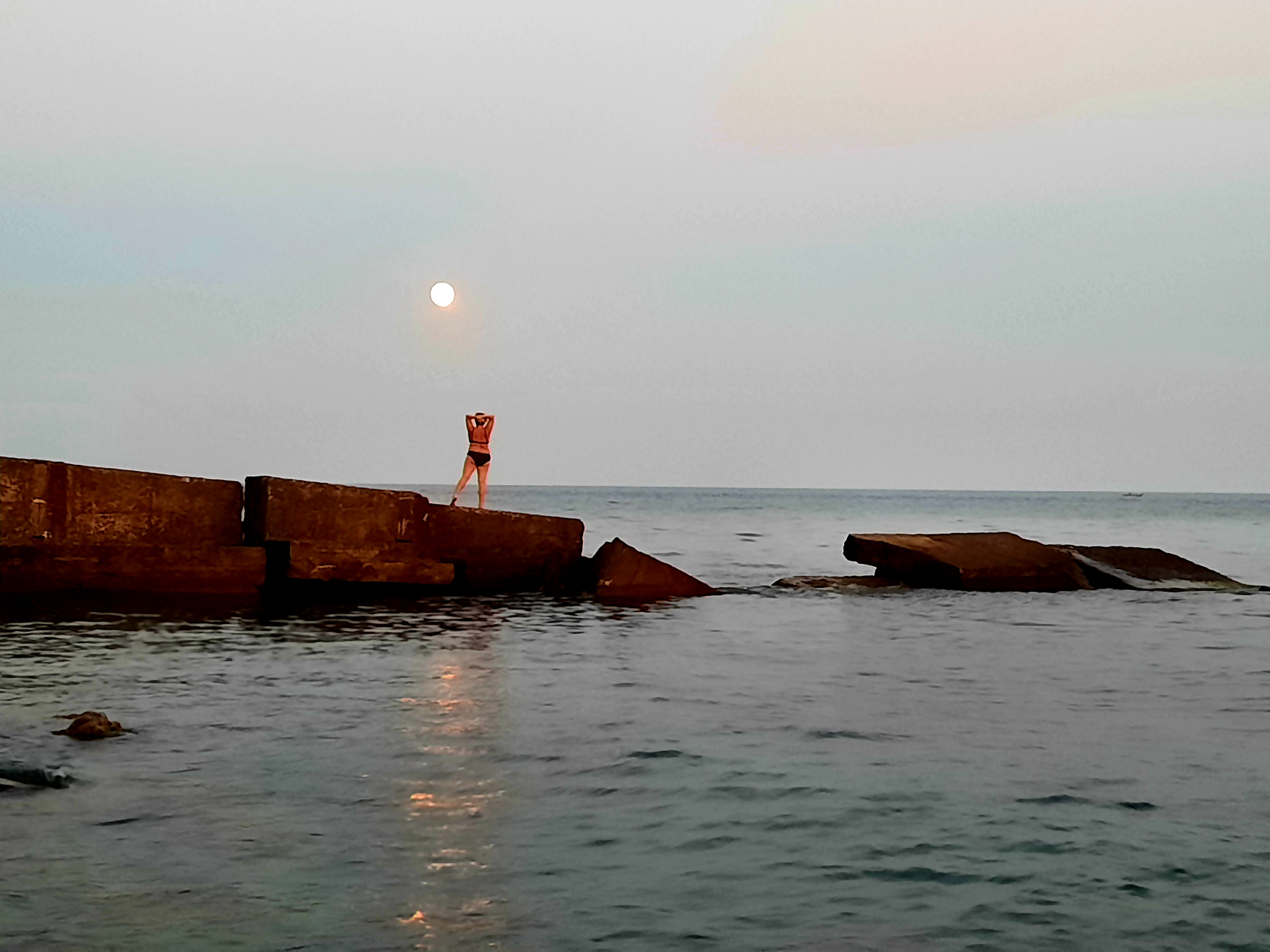 Разбитые штормами волнорезы отлино подходят для фотосессий