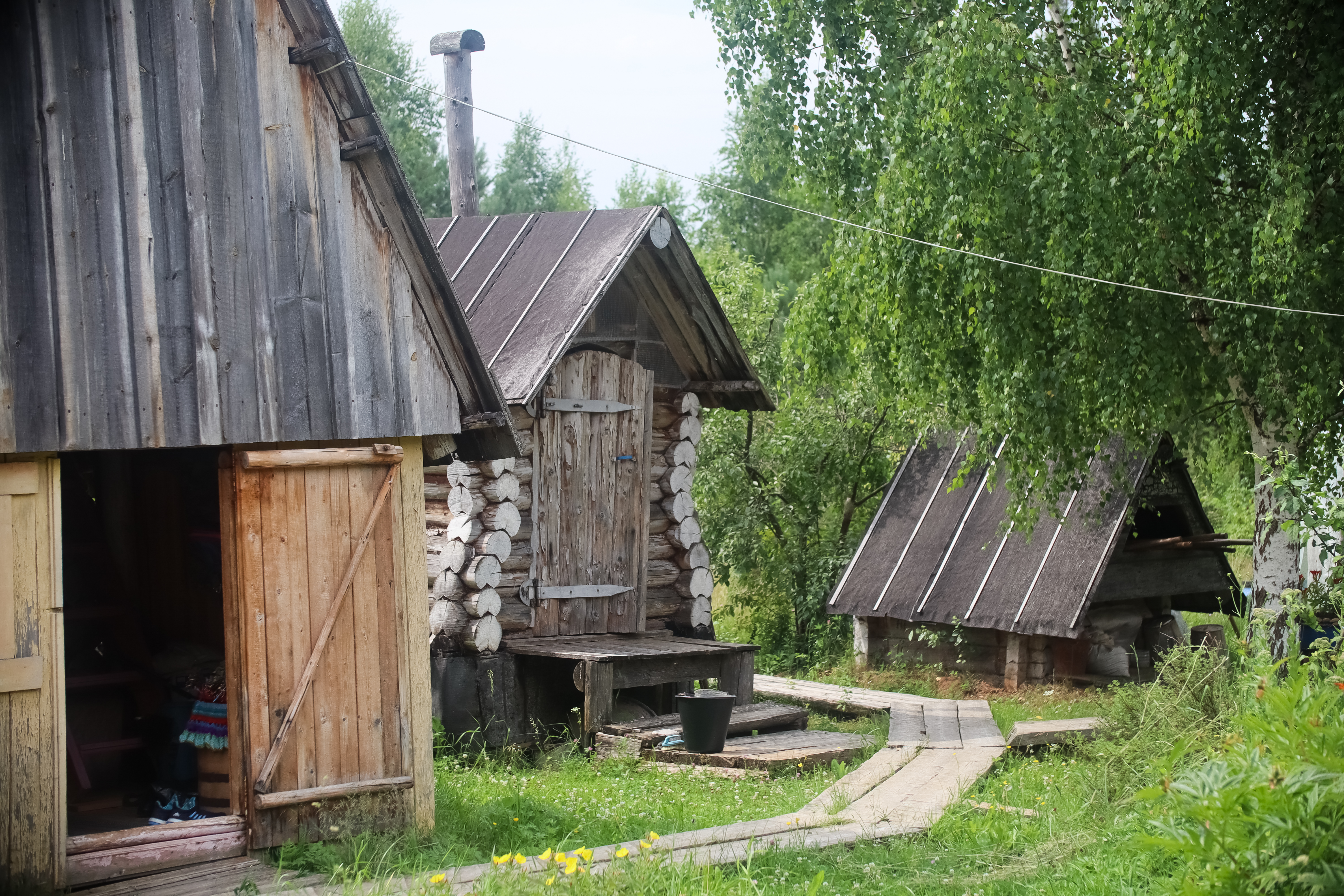 Между строениями в усадьбе проложены тротуары из деревянных плах.