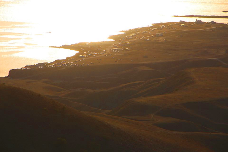 На берегу Капсельской бухты автомобилей и палаток больше обычного