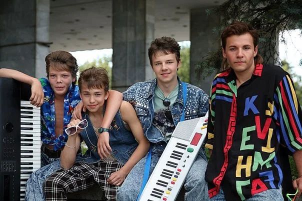 В 17 лет Романович сыграл Юру Шатунова в одном из составов культовой советской группы
