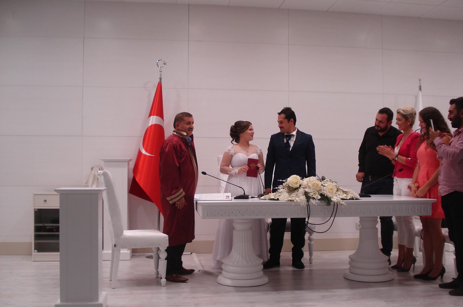 Регистратор в красивой мантии читает речь, спрашивает согласие на брак