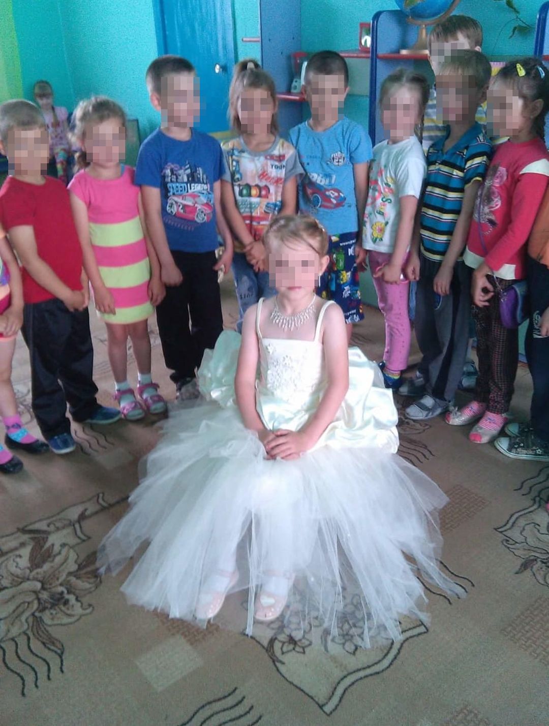 Василиса (на фото в центре) до случая с насилием была общительной и доброй девочкой. Фото: предоставлено Анной ТАЖЕЕВОЙ.