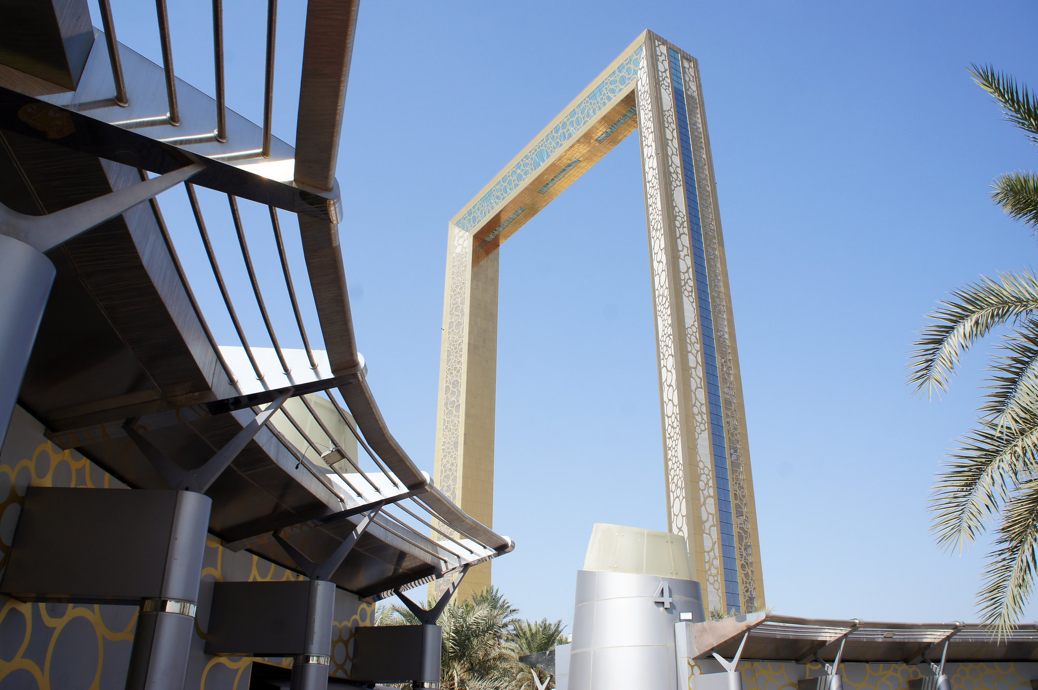 Гигантскую рамку видно за несколько километров