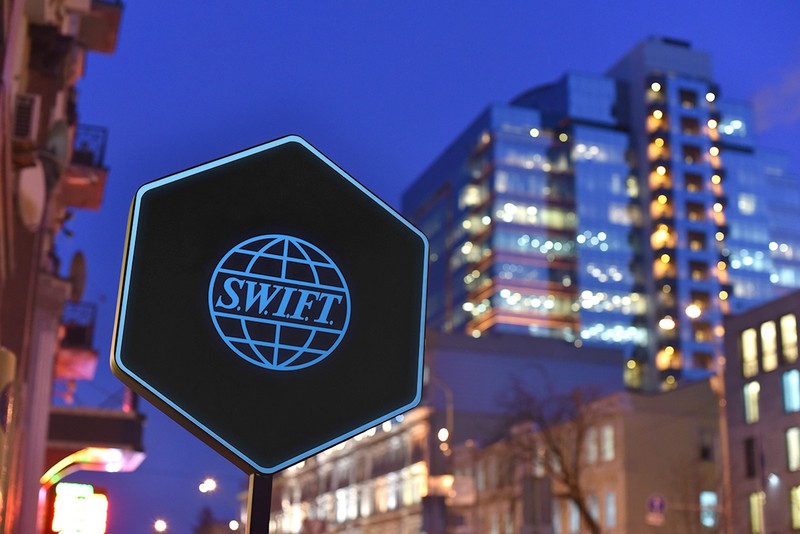 SWIFT - это международная организация, которая контролирует крупнейшую межбанковскую систему обмена информацией.