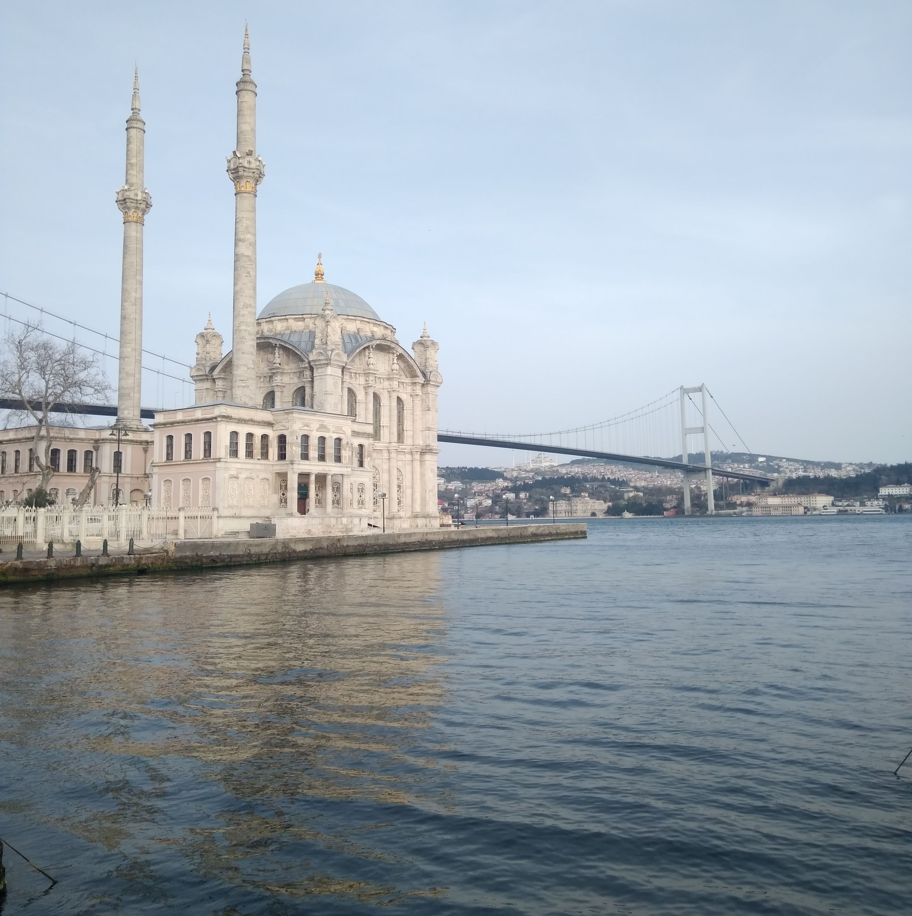 Мечеть Ортакей и Босфорский мост. Фото: Григорий Середкин