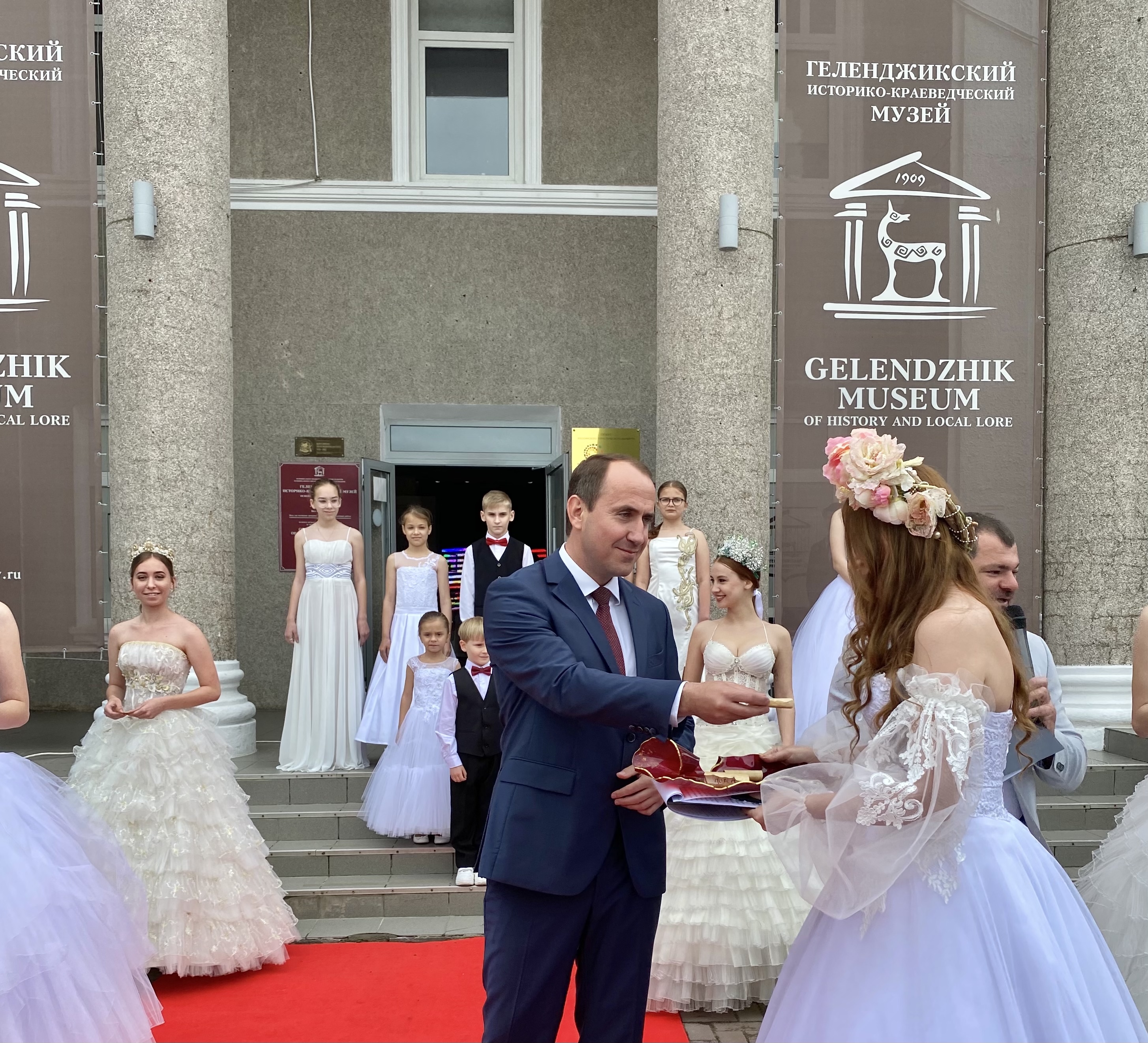 Один из главных символов Геленджика - белая невесточка