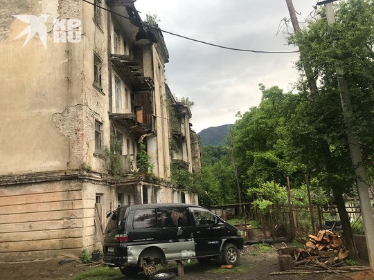 Акармара нынче привлекает туристов атмосферой пост-апокалипсиса в окружении красивейшей природы.