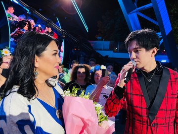 Димаш с мамой на открытии