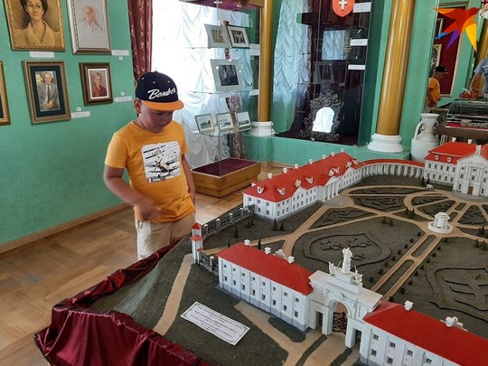 Пока идет реконструкция, полюбоваться масштабами белорусского Версаля можно в музее в Ружанах.