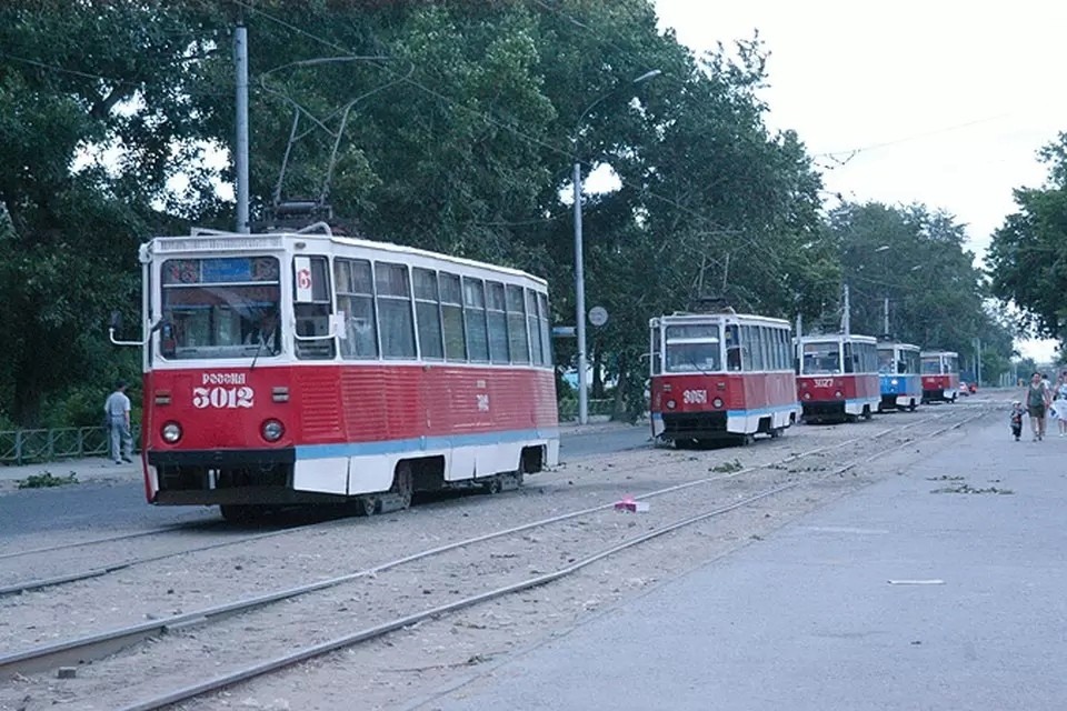 С левого берега удобно добираться на трамвае.