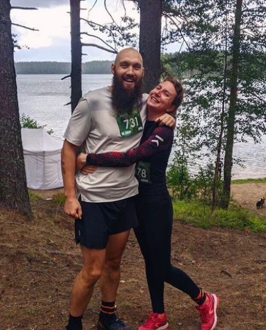 Елена ходила в горы с мужем