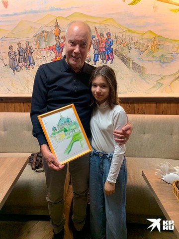 О маме с Алисой дедушка стареется не говорить.