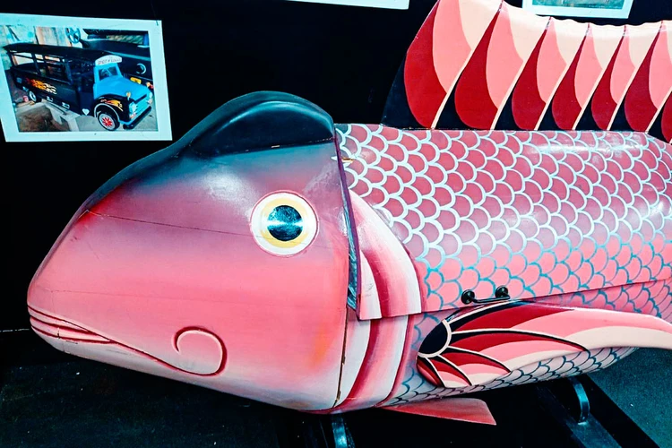 Так сразу и не поймешь, что рыба эта - не просто скульптура из дерева.