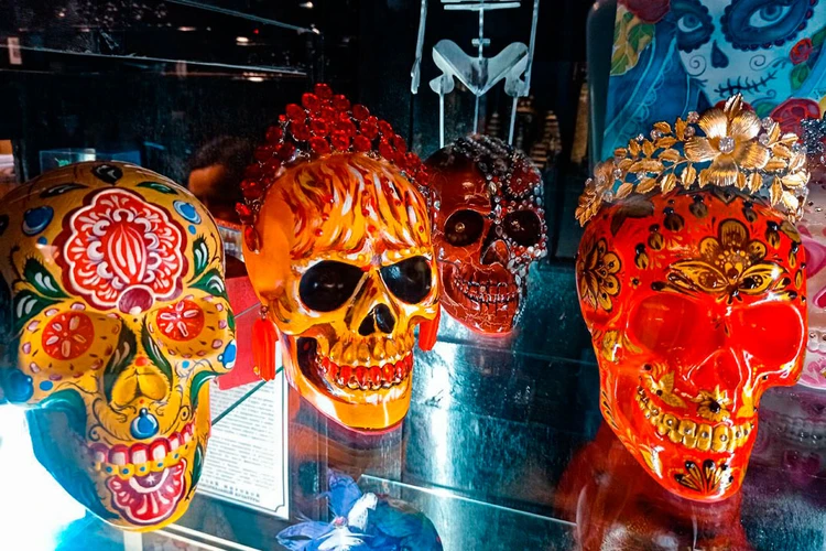 Крайний справа раскрашен словно под хохлому.