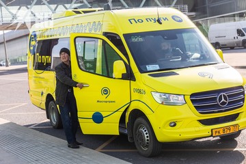 Поймать эту маршрутки на остановке, просто взмахнув рукой, не выйдет.