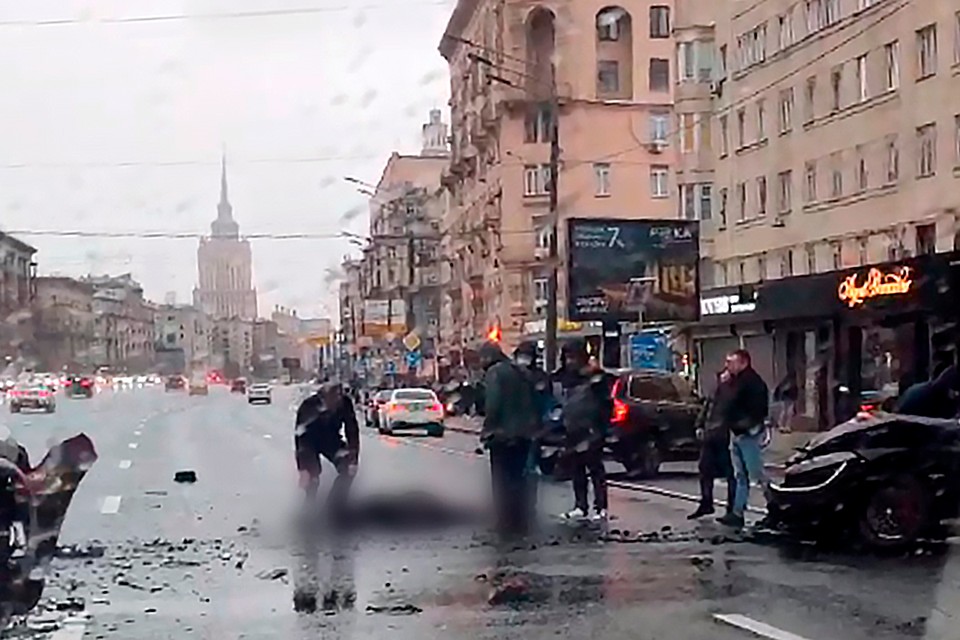 BMW столкнулась с Volvo и Mercedes. Саида выбросило из машины на асфальт через лобовое стекло. Он скончался на месте.