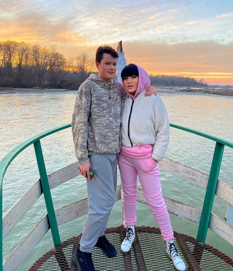 Саунадағы сурет Латекс көйлекіндегі Реми Ла Кройс порно