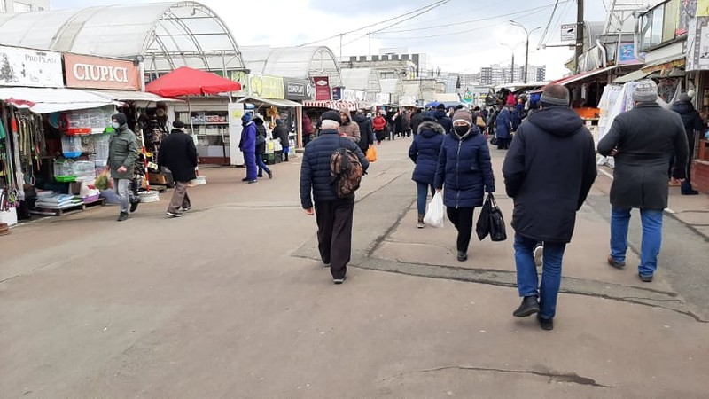 На территории рынка людей стало заметно меньше.