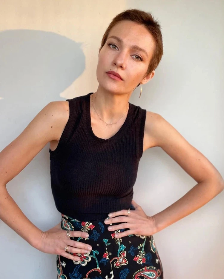 Юбка астындағы кискаға қараңыз