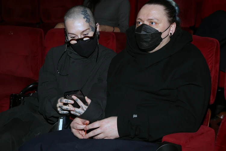 На премьеру Наргиз пришла вместе с молодым мужем Антоном Ловягиным. Но на красной дорожке позировала одна. Супруги воссоединились уже в зрительном зале