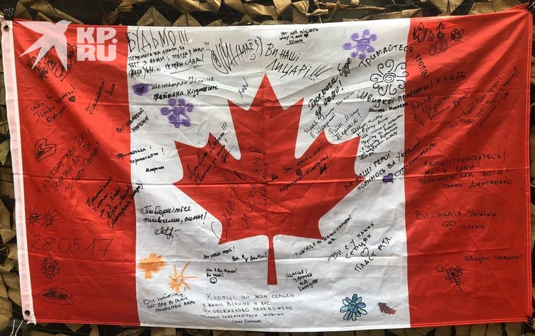 Канадский флаг, расписанный пожеланиями на удачу.