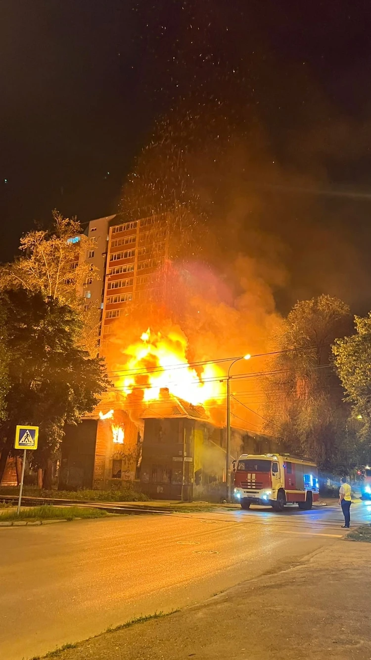 В Самаре в ночь на 13 июля сгорел двухэтажный дом на ул. Советской - KP.RU