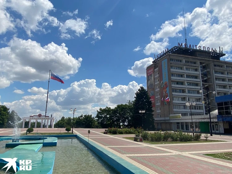 Теперь на площади в центре города - флаг России.