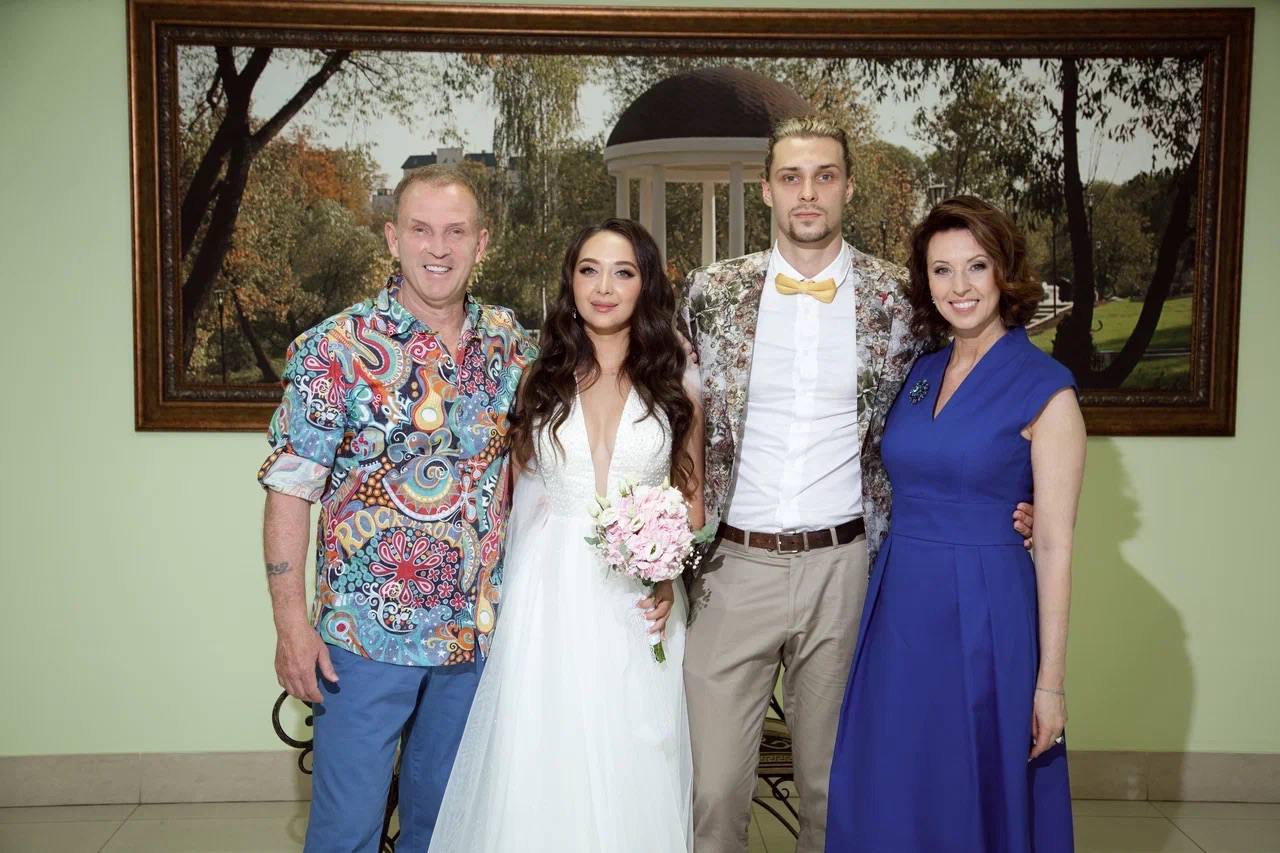 Виктор Рыбин и Наталья Сенчуков летом женили единственного сына Василия на косметологое Даше, которая теперь тоже поет вместе с мужем.