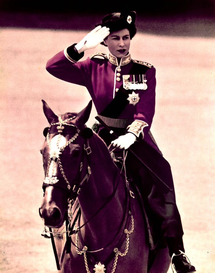 Елизавета II принимает военный парад.
