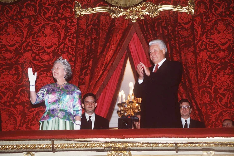 Boris Yeltsin va Yelizaveta II Moskva Bolshoy Teatrining markaziy qutisida.